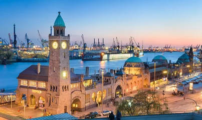 Landungsbrücken und Hafen in Hamburg © Mapics