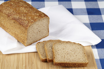 Angeschnittenes Brot auf einem Schneidebrett
