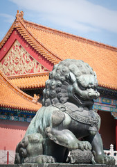 Fototapeta na wymiar Brązowy posąg lwa w Zakazane Miasto, Pekin, Chiny