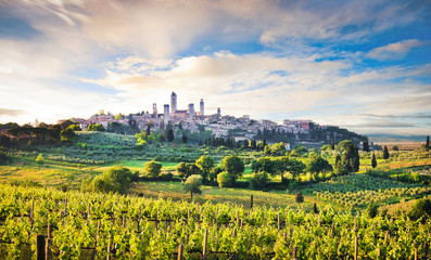 Scenic landscape with San Gimignano at sunset, Tuscany, Italy - obrazy, fototapety, plakaty