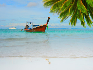 Fototapeta na wymiar Longtail boat on the sea tropical beach