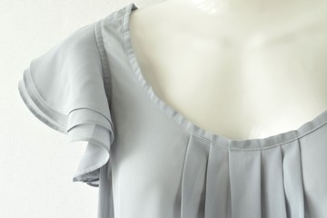Bluse / Hellgrau / Detail / Schulterpartie