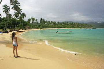 Fototapeta na wymiar Young woman standing at Rincon beach, Samana peninsula