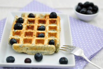 Waffeln mit Mohn, Heidelbeeren und Vanilleeis