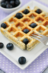 Waffeln mit Mohn, Heidelbeeren und Vanilleeis