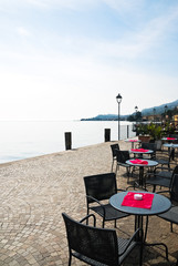 Tische und Sessel Cafe in Gargnano