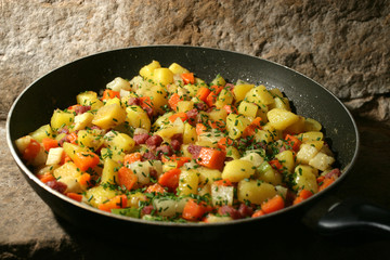 Pfannengericht aus Kartoffeln und verschiedene Gemuese