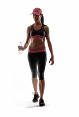 Mujer deportista sujetando una botella de agua.