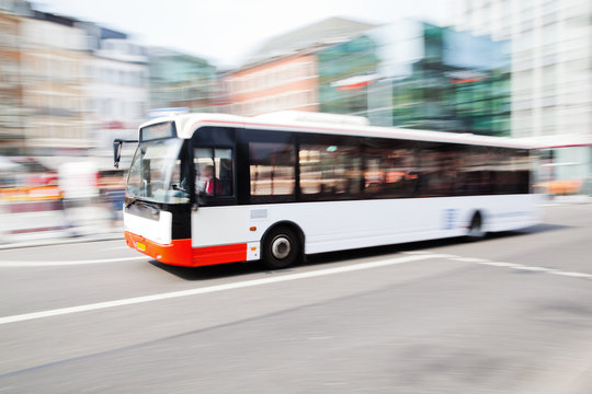 fahrender Bus in der Stadt
