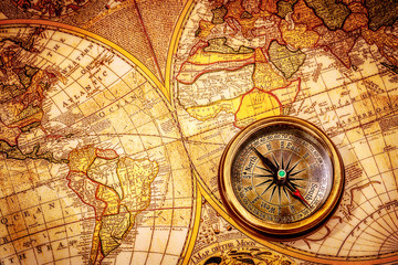 Fototapeta na wymiar Vintage Kompas leży na starożytnej mapie świata.