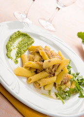 Maccheroni con sugo di pesce gatto, close-up