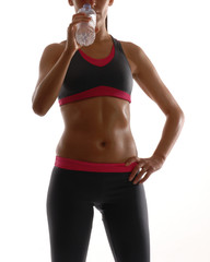 Mujer deportista bebiendo agua.Mujer atlética.