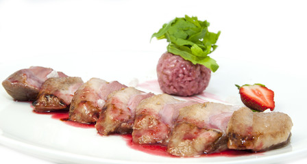 Гусиное мясо под ягодным соусом и цветным рисом © lester120