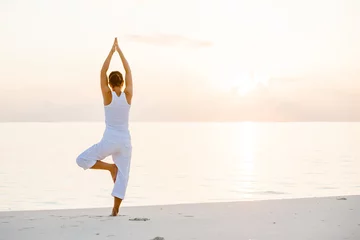 Keuken foto achterwand Yogaschool Blanke vrouw die yoga beoefent aan de kust