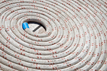 Cordage enroulé sur le pont d'un voilier © Delphotostock