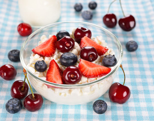 Cottage cheese with berries