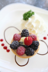 Berry tart cake