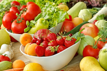 Fototapeta na wymiar Świeże owoce i warzywa - raw food (organic food)