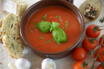 Tomatensüppchen mit Ciabattabrot und Zutaten