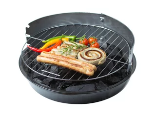 Barbecue au charbon de bois avec saucisses
