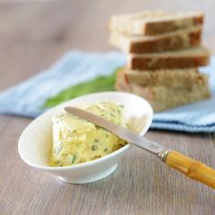 Rein pflanzliche Kräuterbutter