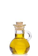 Kleine Flasche Olivenöl isoliert vor weißem Hintergrund