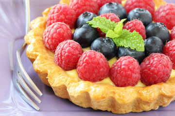 Berry tartelette with raspberries and blueberries