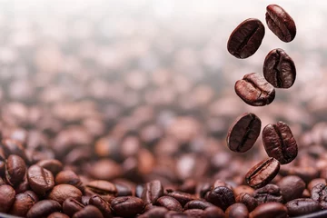 Rolgordijnen Flying coffee beans © Grafvision