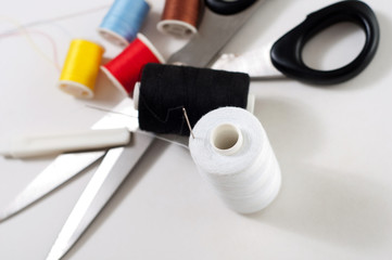 sewing kit su sfondo bianco