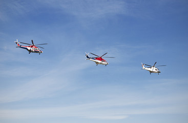 Fototapeta na wymiar Trzy helikoptery na niebie
