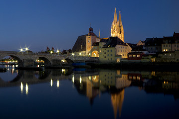 Obraz na płótnie Canvas Katedra w Ratyzbonie w nocy