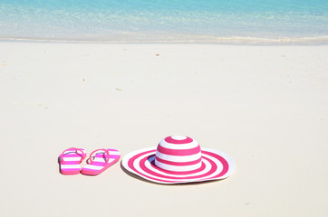 Fototapeta na wymiar Japonki i kapelusz na plaży