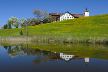 Fototapeta na wymiar Landschaft mit See in Bayern