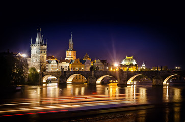 Fototapeta na wymiar Noc strzał z mostu Karola w Pradze i rzeki