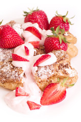 Fototapeta premium Raw strawberry and tasty cake