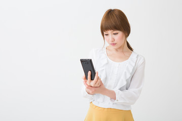 スマートフォンを見る女性　ビジネス
