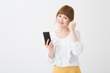 Fototapeta premium スマートフォンを見る女性 ビジネス