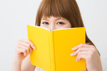 本を読む女性