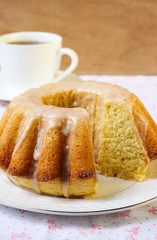 Vanilla and cinnamon bundt cake