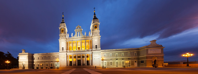 Fototapeta na wymiar Night panorama of Almudena is Catholic cathedral in Madrid