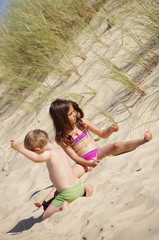 frère et soeur dans les dunes