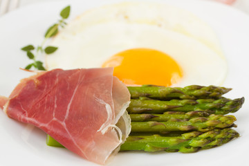 asparagus with ham and fried egg