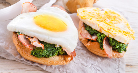 Bread au gratin with fried egg and spinach
