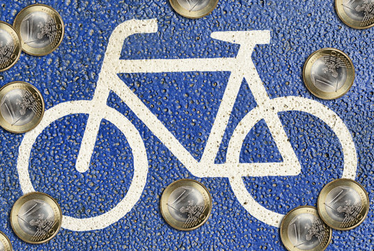 Fahrradsymbol auf Straßenasphalt mit Euromünzen