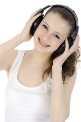 Naklejka premium Junge Frau hört Musik