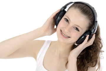 Fototapeta premium Schülerin hört Musik über Kopfhörer