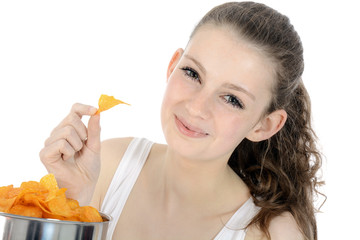 Schülerin isst Chips