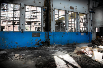 interno edificio industriale in rovina