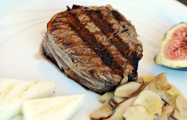 Beef steak with mushrooms and figs