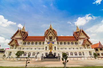 Fototapeta na wymiar Tajska świątynia w Nonthaburi w Tajlandii i najsłynniejszy